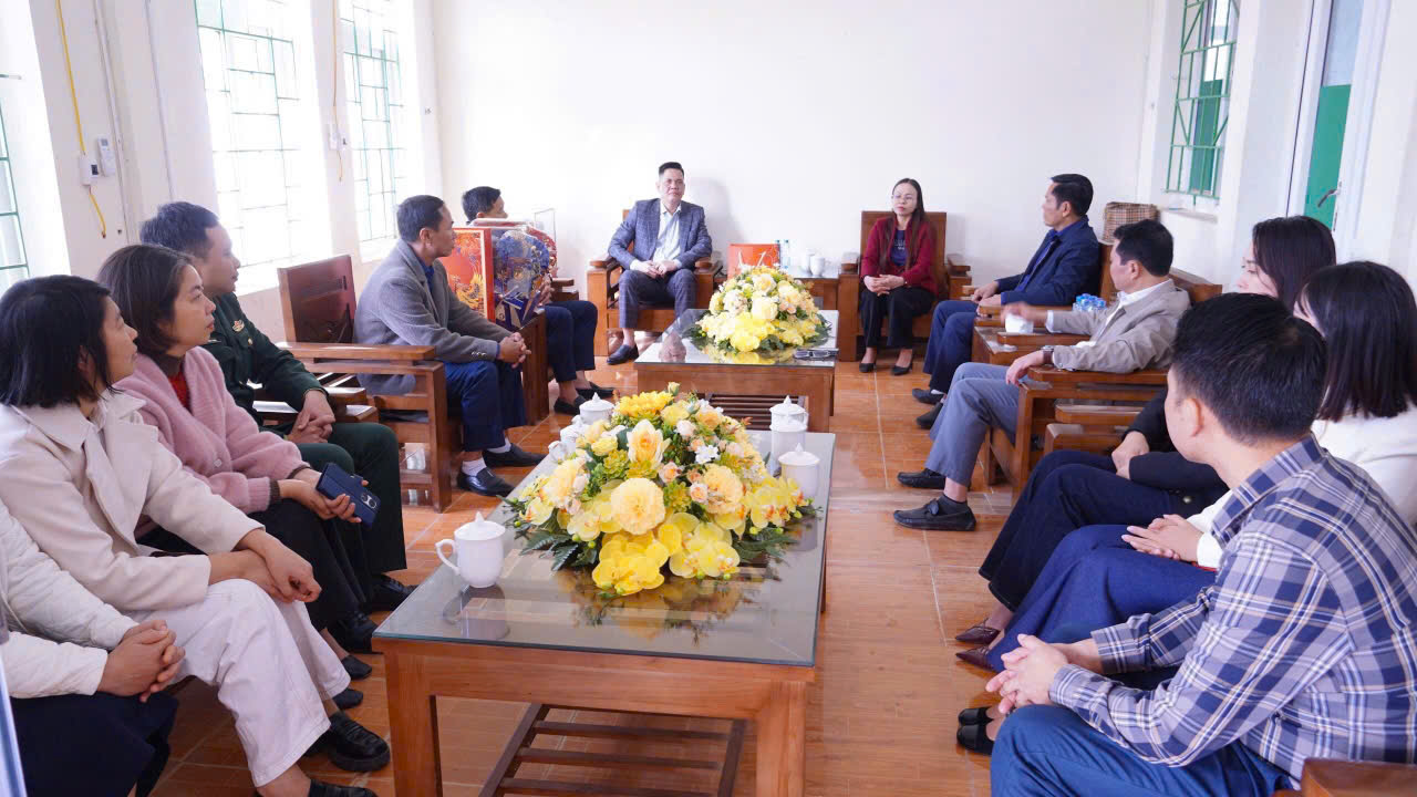 Ông Cao Phan Việt, Trưởng Chương trình Vùng Như Xuân thăm, chúc Tết các đồng chí lãnh đạo Cơ quan Đảng uỷ, HĐND, UBND, MTTQ xã Hoá Quỳ